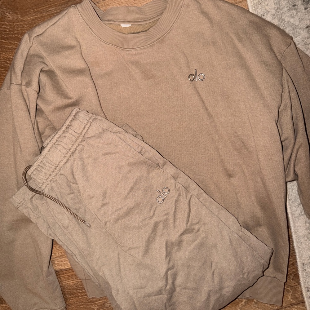 ALO Yoga Tan Accolade Sweatpants Set